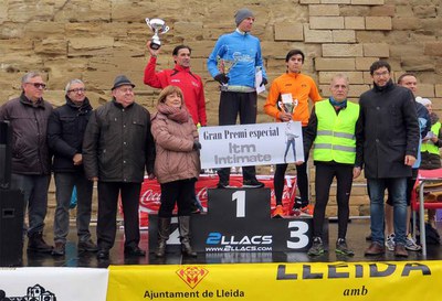 La regidora Sara Mestre ha lliurat el premi al guanyador de la XXXVIa Pujada a la Seu Vella.