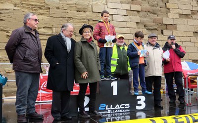 La tinent d'alcalde Montse Parra ha repartit els premis als guanyadors de les curses infantils.