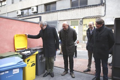 La Paeria ha iniciat avui el sistema de recollida porta a porta comercial en 168 establiments de la ciutat.  El tinent d'alcalde Fèlix Larrosa, amb e….