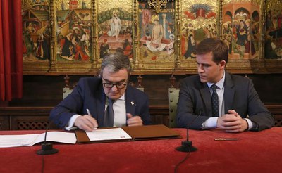 L'alcalde Àngel Ros i l'alcalde de Xàtiva, Roger Cerdà, han signat l'acord d'intencions entre les dues ciutats..