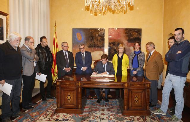 L'alcalde de Xàtiva, Roger Cerdà, ha signat al llibre d'Or de la ciutat.