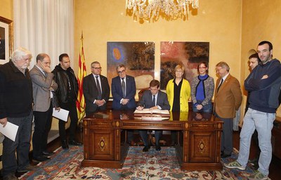 L'alcalde de Xàtiva, Roger Cerdà, ha signat al llibre d'Or de la ciutat..