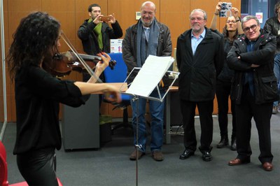 Una violinista ha rebut els assistents a la inauguració amb els acords de La Internacional.
