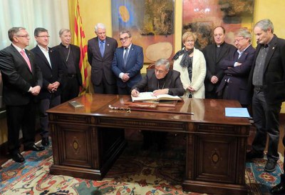 L'abat de Montserrat ha signat al llibre d'or de la Paeria.