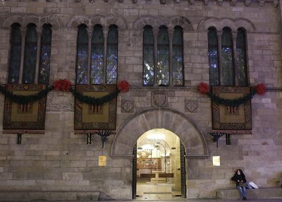 A partir de les 20 h i durant tota la nit, les dues façanes de la Paeria no s’han il·luminat, en un gest simbòlic en suport als milers de civils que ….