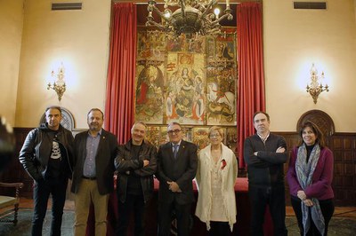 L'alcalde Ros i l'artista A. López han signat al Saló del Retaule el document de cessió d'obres al Museu Morera.