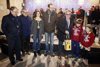 L'alcalde ha rebut la Llum de nadal que s'ha instal·lat al Pessebre de la Paeria..