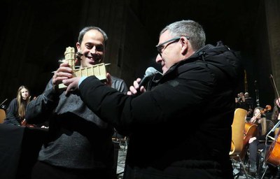 L'alcalde ha obsequiat amb un record al director Alfons Pérez pel 20è Aniversari de l'Intèrpret.