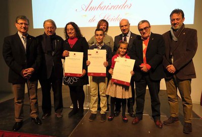 Diplomes pels nous ambaixadors d'enguany que han pogut assistir a la recepció.