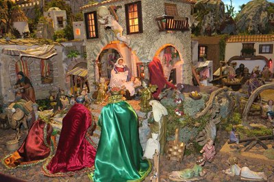 El muntatge recull els principals passatges bíblics alternats amb escenes de vida  tradicional catalana.