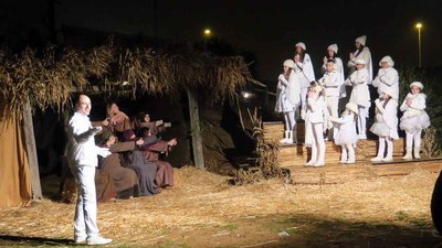 Els visitants es troben en diverses actuacions musicals i peces de coreografia.