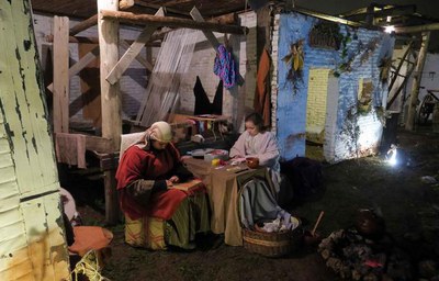 Escenes bíbliques alternen amb escenes d'oficis tradicionals.