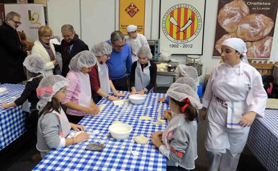 En el taller del Gremi de Forners, els nens elaboren el seu propi panet.