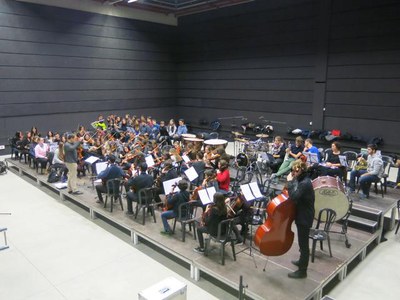 Els alumnes i el director, en un moment de l'assaig..