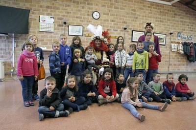 Foto de família dels nens i nenes de Butsènit que han lliurat la carta pels Mags al Gran Camarlenc.