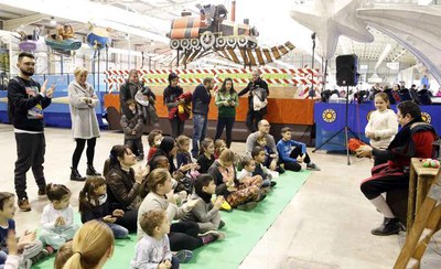 El contacontes segueix embadalint la mainada.