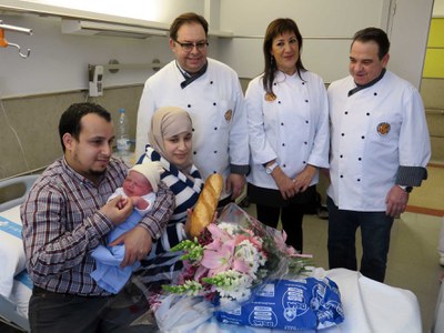 Els forners de Lleida fan bona la tradició que els nounats arriben amb un pa sota el braç.