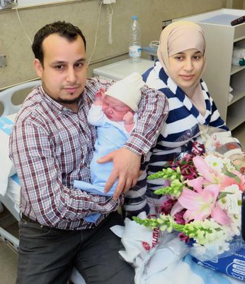 L'Ouiam té un germanet de 3 anys que està boig d'alegria per conèixer la seva germaneta.