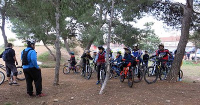 Imatge d'arxiu del curs de l'escola de BTT de l'any passat.