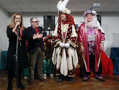 L’alcalde Ros i la presidenta de l'Associació de Veïns de Cappont, Veni Ros, han saludat l’emissari reial en la visita que ha fet a l'AV del barri.