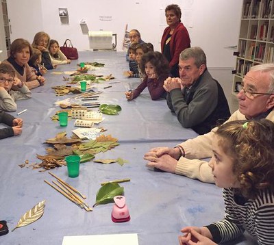 Activitat intergeneracional a La Panera perquè avis i néts fessin les seves creacions a partir de materials naturals i artificials.