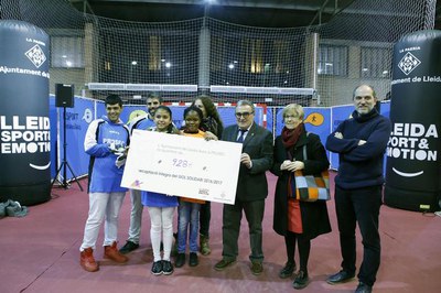 L'alcalde ha lliurat el xec amb els ingressos del Gol Solidari a l'entitat Prosec del Centre Històric..