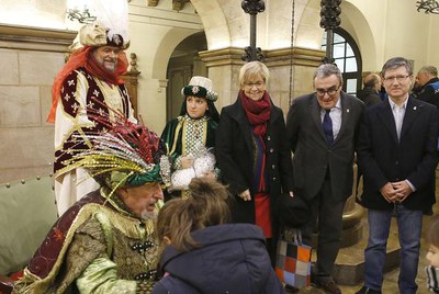 El Camarlenc ha atès els nens i nenes de Lleida, que li han lliurat les cartes per als reis..
