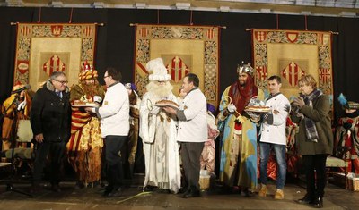 El Gremi de Forners ha lliurat un tortell de reis a Ses Majestats.