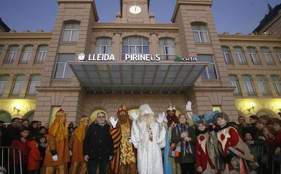 Milers de nens i nenes han vist desfilar els Reis d'Orient al seu pas per la ciutat.