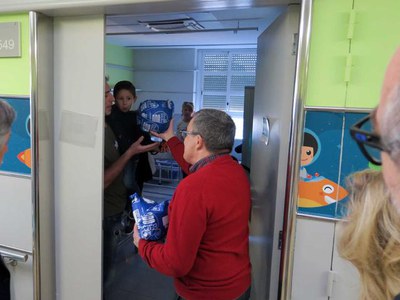 L'alcalde Ros ha repartit els regals que han deixat aquesta matinada els Reis a la Paeria.