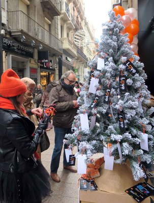 El tinent d'alcalde Rodamilans ha deixat el seu missatge a l'arbre dels desitjos.