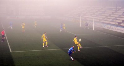 La boira ha dificultat la visibilitat en algunes parts de l'estadi.