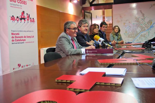 L'alcalde Àngel Ros i el director del Banc de Sang i Teixits a Lleida, Juan Manuel Sánchez, han presentat la Marató de Donants de Sang que es farà del 13 al 20 de gener arreu de Catalunya