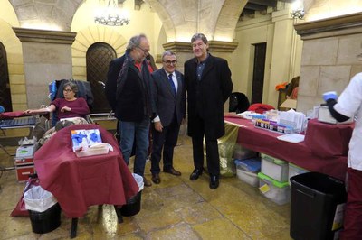 El paer en cap amb el tinent d'alcalde Rodamilans i el responsable del Banc de Sang de Lleida, Juan Manuel Sánchez.