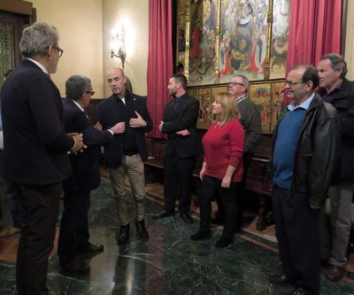 L'alcalde Ros ha explicat la composició del retaule de la Verge dels Paers al meteoròleg.