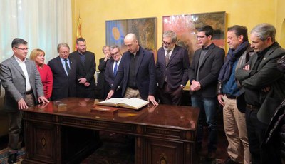 Molina ha signat en el Llibre d'Or de la Paeria.