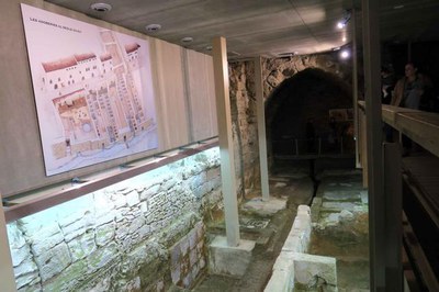 Els visitants han rebut les explicacions sobre el funcionament dels tallers de la pell medievals.