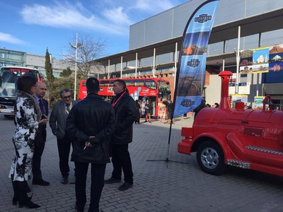 Salutació en l'espai d'exposició de la firma lleidatana Ilertren..