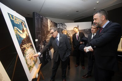 El paer en cap ha acompanyat el conseller a visitar l'exposició sobre Enric Granados.