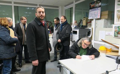 L'alcalde ha signat en el llibre d'honor de l'Associació Cultural Els Pagesos.