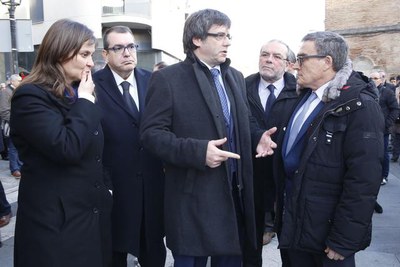 L'alcalde Ros, acomiadant el president Puigdemont i els consellers Serret i Jané, després del funeral.