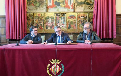 L'alcalde Ros acompanyat del tinent d’alcalde Xavier Rodamilans i el president de l’Associació Antisida Lleida, Joan Fibla, han signat el document po….