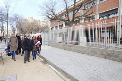 El paer en cap ha explicat que el projecte ha inclòs l’ampliació dels espais d’espera davant dels centres, ampliant la vorera i reduint la calçada, p….