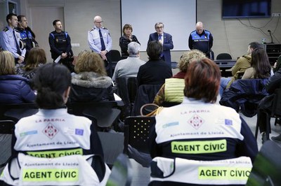 L'alcalde Ros ha saludat els agents cívics que s'incorporen a la Paeria, fent tasques de suport a la Guàrdia Urbana.