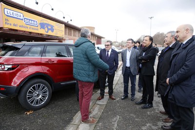 L'alcalde ha conversat i saludat els expositors del saló.
