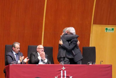 Abraçada entre el rector Fernández i Ramon Roca, en el comiat d'aquest com a president del Consell Social de la UdL.