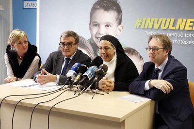 L’alcalde, Àngel Ros, Sor Lucia Caram i Marc Simón, de la Fundació La Caixa, han presentat el projecte innovador #Invulnerables.