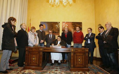 Sor Lucía Caram ha signat al Llibre d'Or de la Paeria.