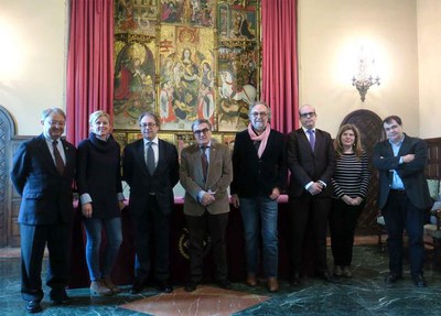 Foto de família dels assistents a la signatura del conveni de les Jornades d'Innovació Social.