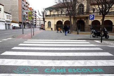La senyalització indica el camí més segur per arribar al centre escolar.